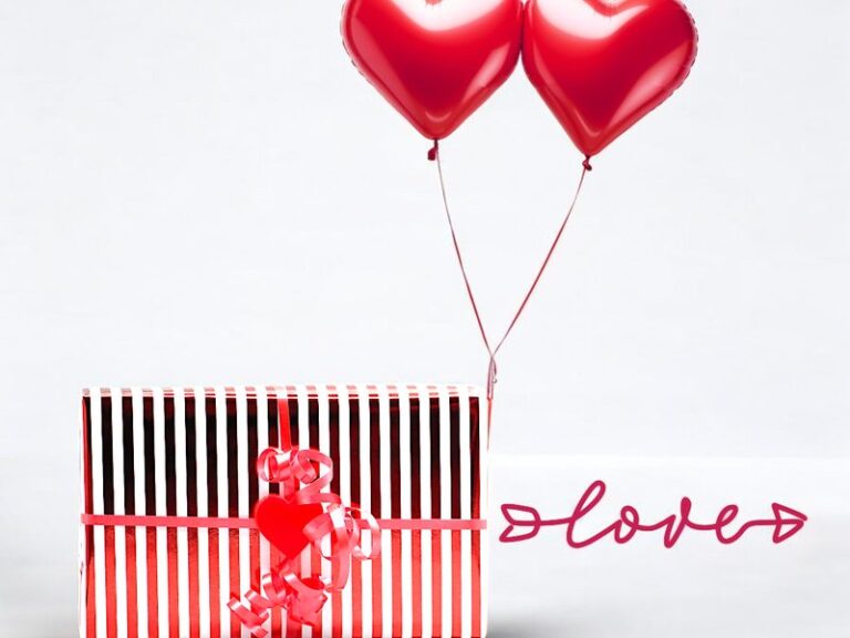 Gestreiftes Geschenk mit rotem Ribbclip und Herzluftballons