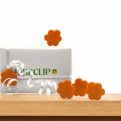 Ribbclip Blumeedition auf einem verpackten Geschenk