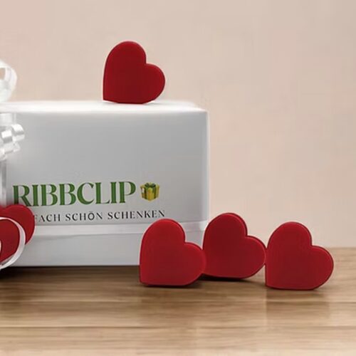 Ribbclip Herzedition auf einem verpackten Geschenk