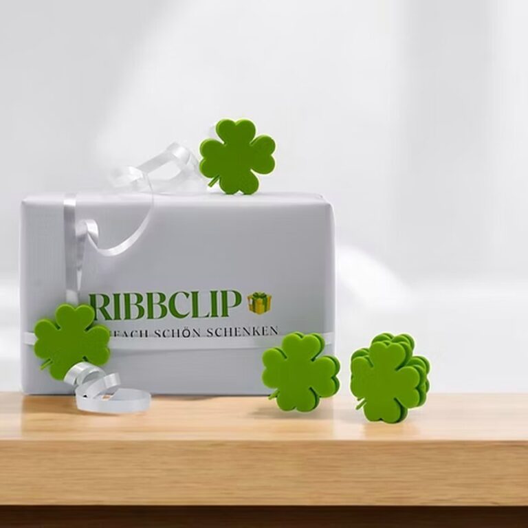 Ribbclip Kleeblattedition auf einem verpackten Geschenk