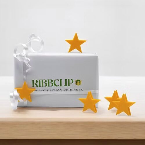 Ribbclip Sternedition auf einem verpackten Geschenk