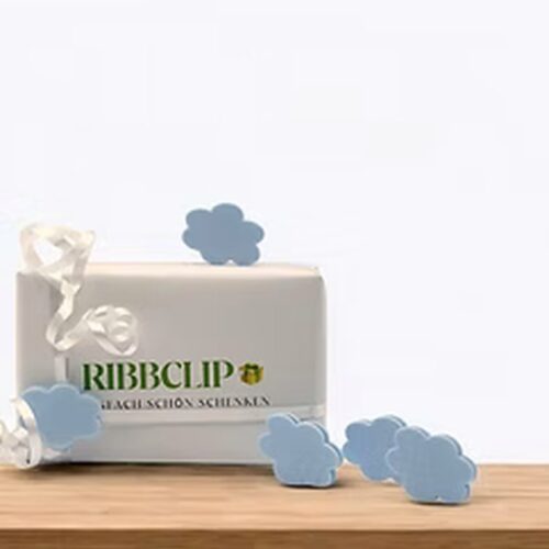 Ribbclip Wolkeedition auf einem verpackten Geschenk